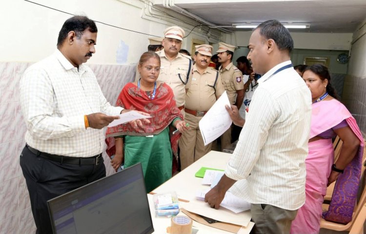 சிங்காரப்பேட்டை மற்றும் மிட்டப்பள்ளி ஊராட்சி ஒன்றிய தொடக்கப்பள்ளிகளில் அமைக்கப்பட்டுள்ள வாக்குச்சாவடி மையங்களை மாவட்ட தேர்தல் அலுவலர்.!