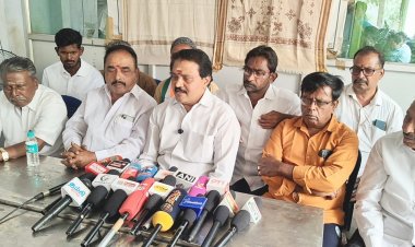 கிருஷ்ணகிரியில் டாக்டர் செல்லக் குமாருக்கு  பதிலாக உள்ளூர் பகுதியை சேர்ந்த்தவருக்கு வாய்ப்பளிக்கப்பட வேண்டும் என காங்கிரஸ் கட்சியினர் வலியுறுத்தல்.