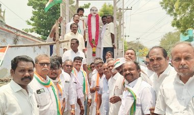 அகில இந்திய காங்கிரஸ் கமிட்டி செயலாளர் டாக்டர் செல்லக்குமார், கர்மவீரர் காமராஜர், மகாத்மா காந்தி சிலைகளுக்கு மாலை அணிவித்து மரியாதை செலுத்தினார்.!