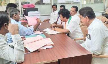 கிருஷ்ணகிரி சட்டமன்ற தொகுதியில் இந்தியா கூட்டணியின் காங்கிரஸ் வேட்பாளராக போட்டிட்டுள்ள டாக்டர் செல்லக்குமார் தனது வேட்பு மனுவினை தாக்கல் செய்தார்.!