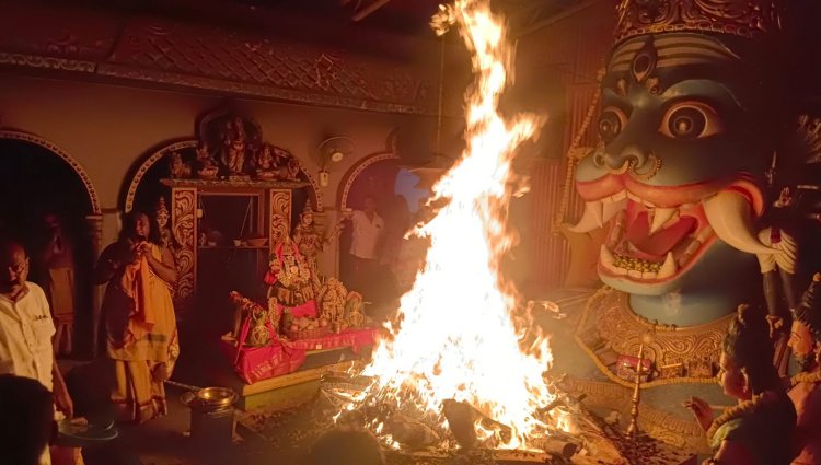 ஓசூர் பிரத்தியங்கிரா தேவி கோவிலில் பங்குனி மாத பௌர்ணமி தின மிளகாய் வத்தல் யாகம்.!