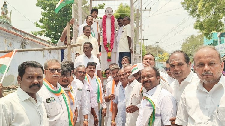 அகில இந்திய காங்கிரஸ் கமிட்டி செயலாளர் டாக்டர் செல்லக்குமார், கர்மவீரர் காமராஜர், மகாத்மா காந்தி சிலைகளுக்கு மாலை அணிவித்து மரியாதை செலுத்தினார்.!