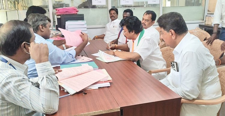 கிருஷ்ணகிரி சட்டமன்ற தொகுதியில் இந்தியா கூட்டணியின் காங்கிரஸ் வேட்பாளராக போட்டிட்டுள்ள டாக்டர் செல்லக்குமார் தனது வேட்பு மனுவினை தாக்கல் செய்தார்.!